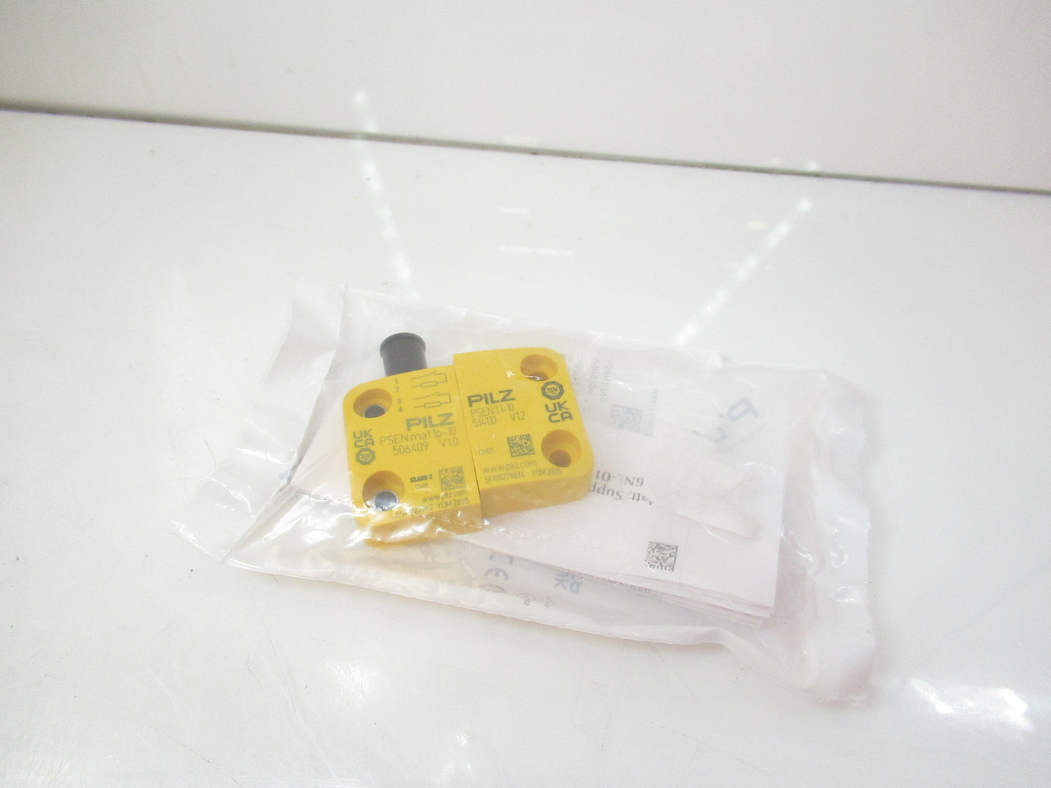 Pilz 506411 PSEN ma1.1p-10/PSEN1.1-10 Magnetic Safety Switch, 4-Pin M8 Connector