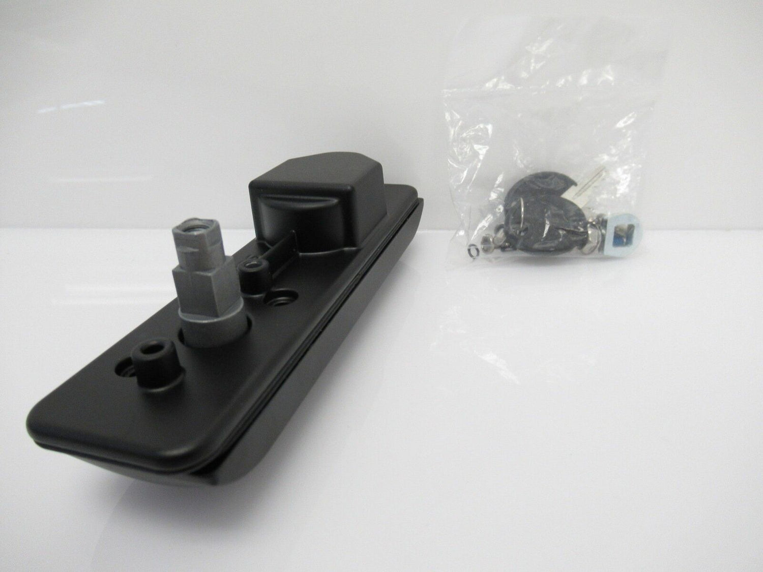 H3-50-101-150 H350101150 Southco Swinghandle Multi-Point System, Sold By Kit