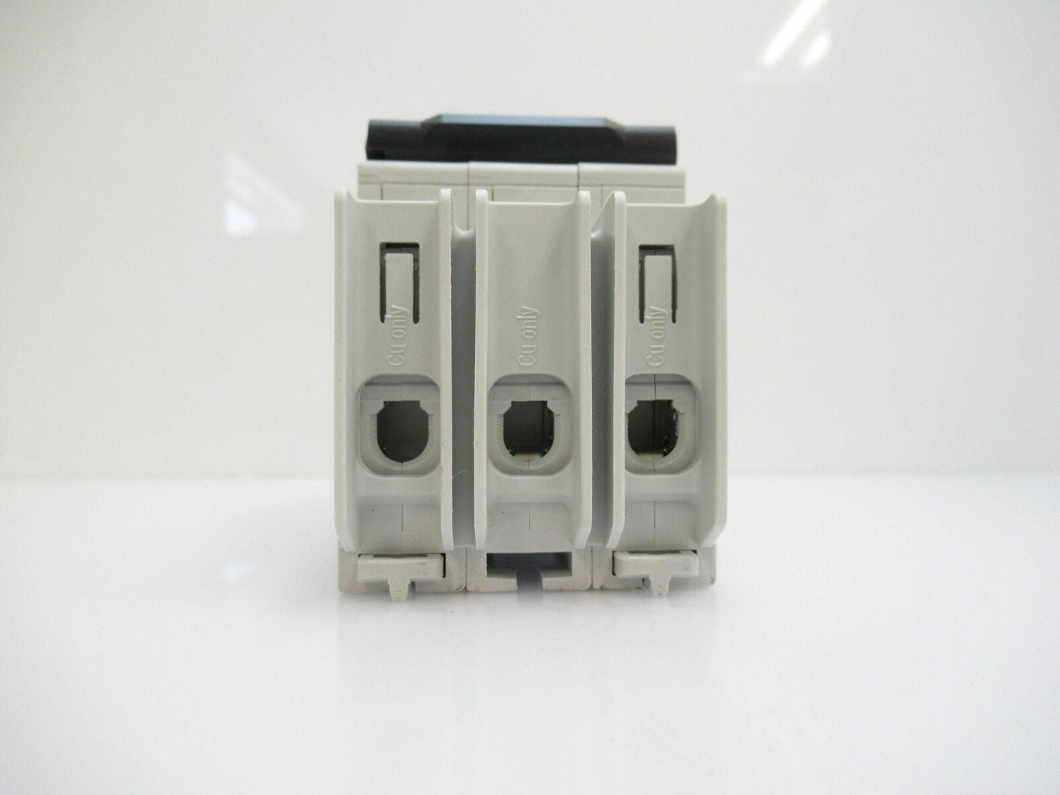 M9F42302 Schneider Electric  Miniature Circuit-Breaker Multi 9 3-Pole (New)