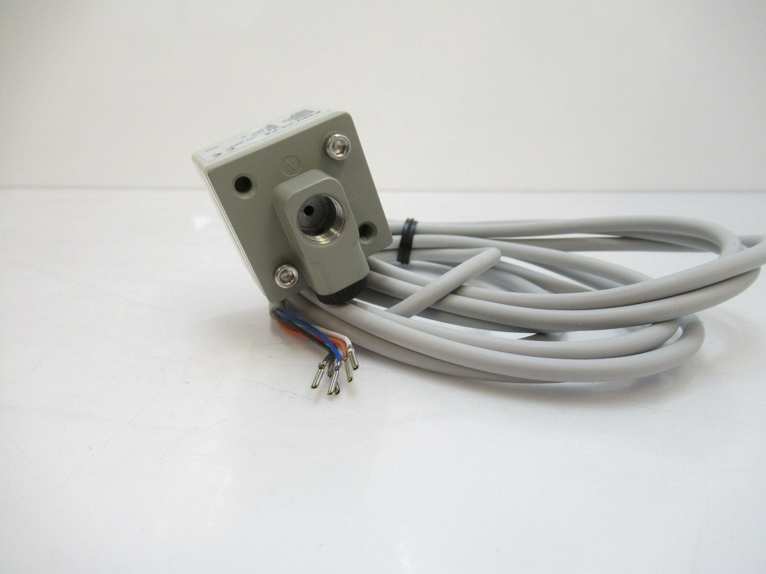 P25V-03-F2-B P25V03F2B Pressure Sensor 0-1000MA 1/8 NPT 12-24V DC (New In Box)