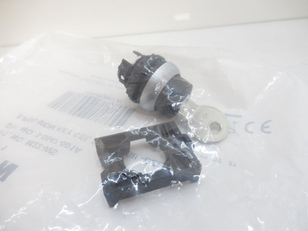 M22-WS M22WS Eaton Key Selector Switch 2 Positions Momentary New In Bag